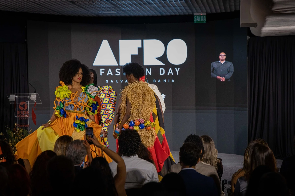 Desfile Afro Fashion Day no ESG Fórum Bahia por Walter Guedes e Erik Salles