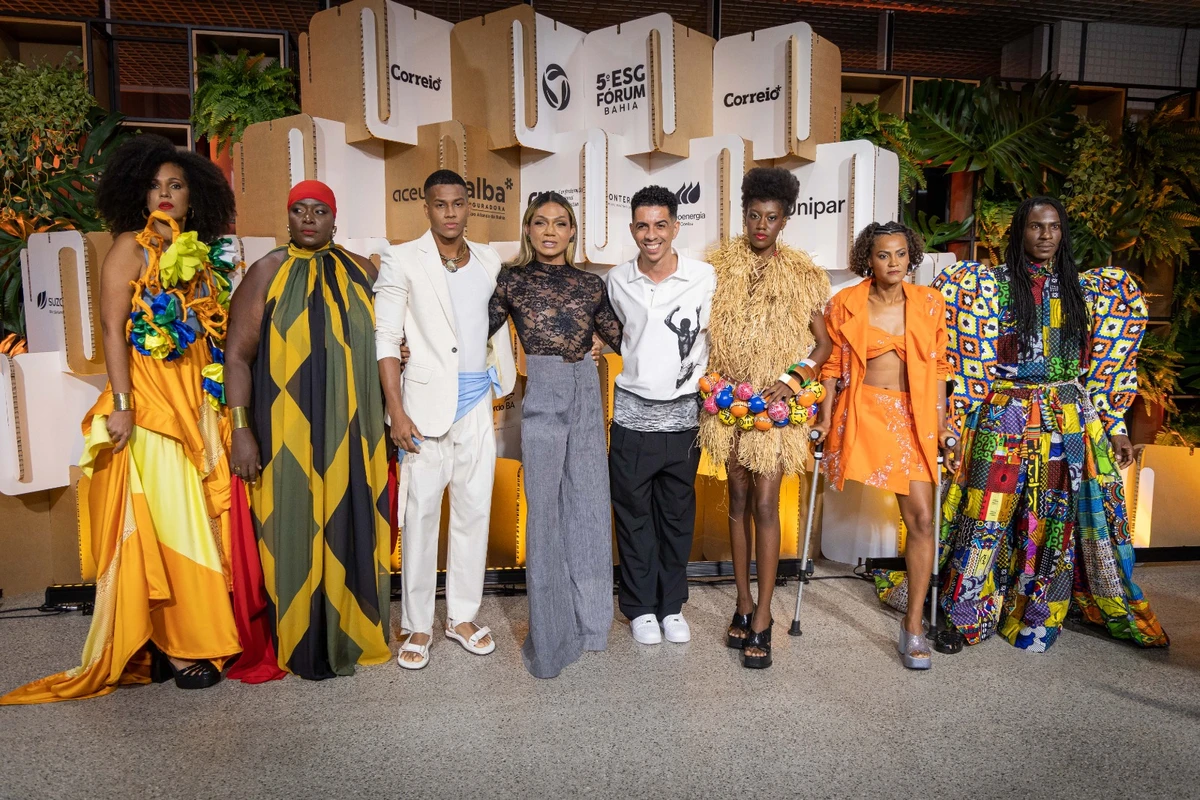 Modelos com Roma Aragão, que assinou a beleza do desfile, e Fagner Bispo, responsável pela produção de moda por Walter Guedes e Erik Salles
