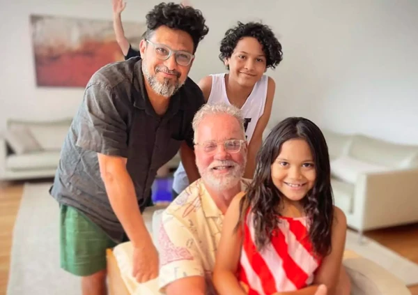 Luiz Fernando Guimarães e Adriano Medeiros são casados há mais de 20 anos por Reprodução | Redes Sociais