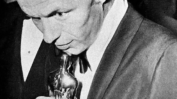 Frank Sinatra recebeu o Oscar de Melhor Ator Coadjuvante em 1954 graças a esse papel por Photographer unknown / Wikimedia Commons