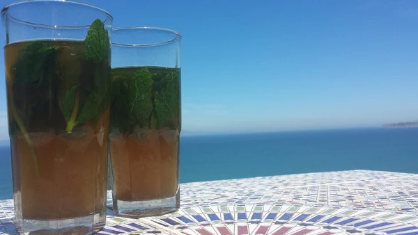 Infusão de hortelã é conhecida pelo aroma refrescante e por compostos ligados à sensação de alívio