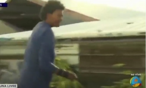 Jéssica Aquino foi agredida ao vivo por Reprodução