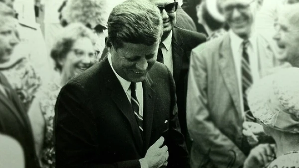John F. Kennedy venceu a acirrada eleição presidencial de 8 de novembro de 1960 contra o republicano Richard Nixon, tornando-se o 35º presidente dos EUA e o mais jovem eleito para o cargo, aos 43 anos