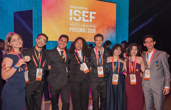 Kenisson (segundo da esquerda para a direita) conquistou o 4º lugar na categoria Plant Sciences (PLNT) por Divulgação