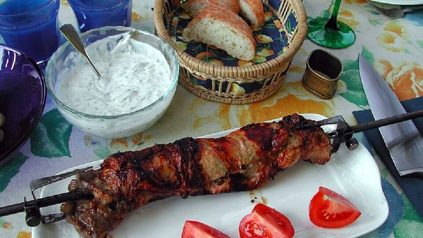 Kontosouvli, da Grécia, é feito com grandes pedaços de porco marinados e assados lentamente no espeto por Dieter Mueller / Wikimedia Commons