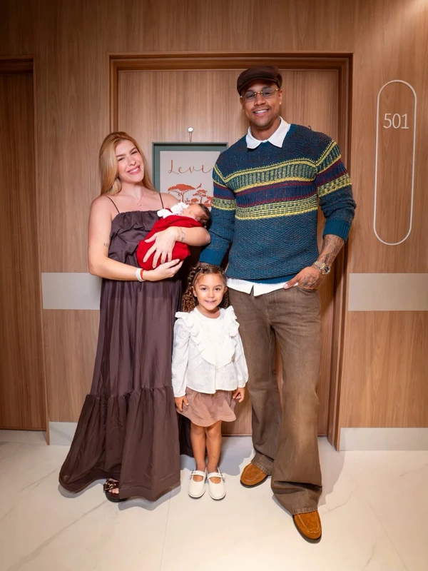 Lore Improta, Léo Santana, Liz e Levi na saída da maternidade após nascimento do filho por Reprodução/Instagram