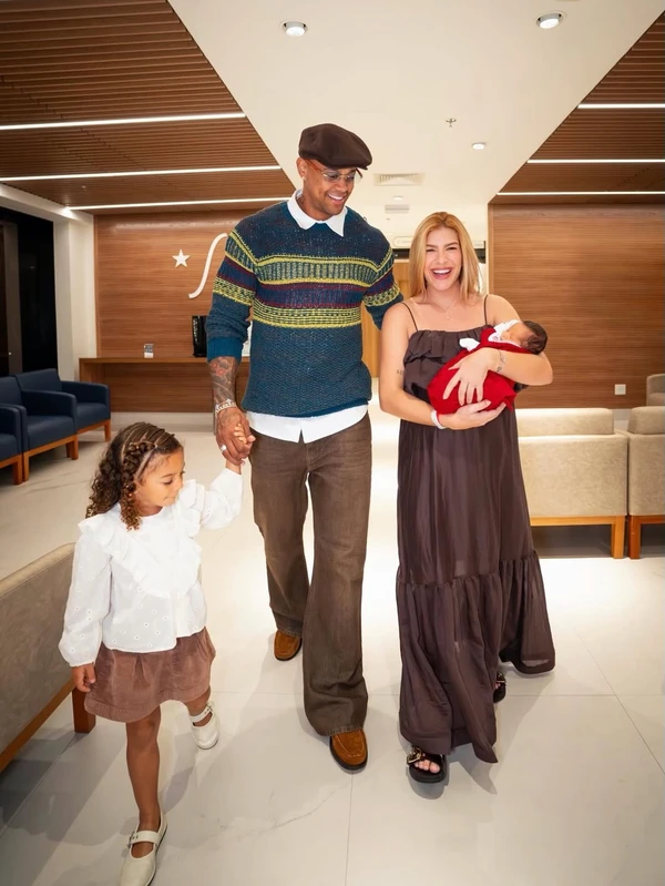 Lore Improta, Léo Santana, Liz e Levi na saída da maternidade após nascimento do filho por Reprodução/Instagram