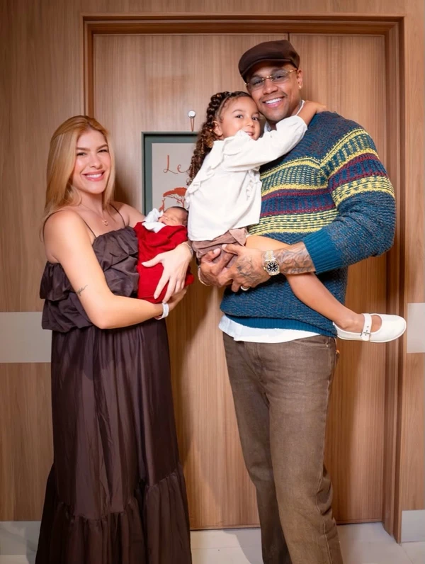 Lore Improta, Léo Santana, Liz e Levi na saída da maternidade após nascimento do filho por Reprodução/Instagram