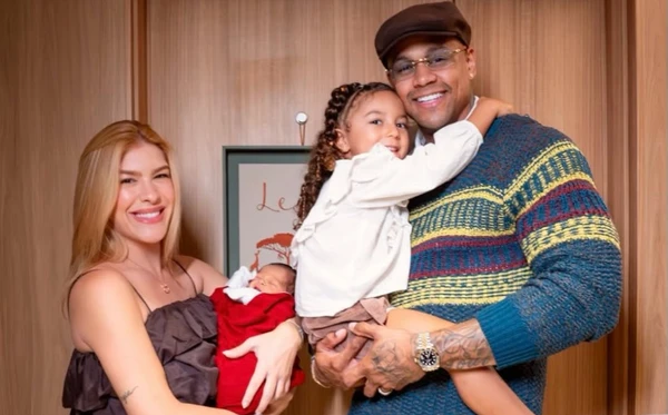 Lore Improta, Léo Santana, Liz e Levi na saída da maternidade após nascimento do filho