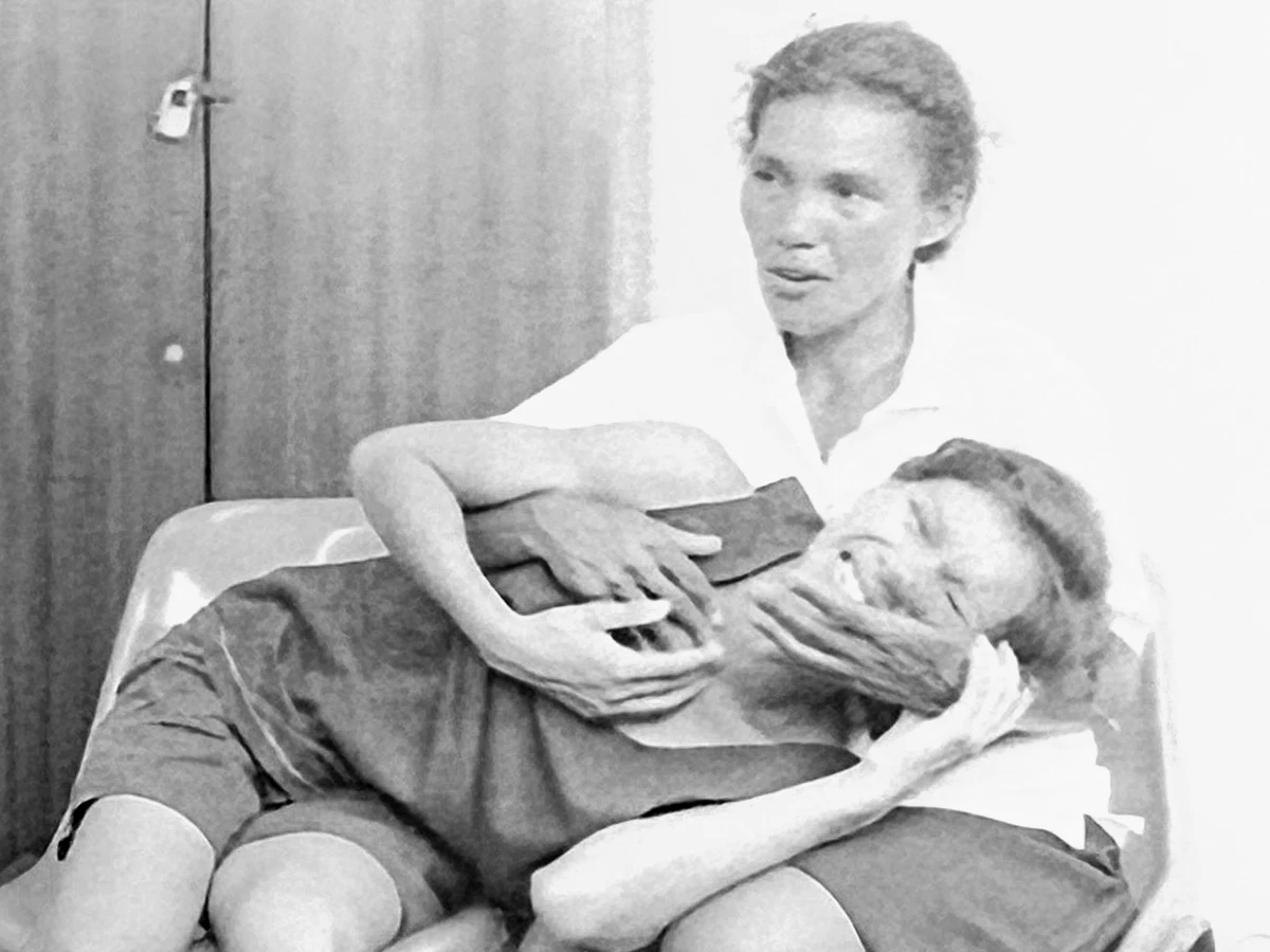 Marineide chora em colo de familiar em presídio por Haroldo Abrantes/Arquivo CORREIO