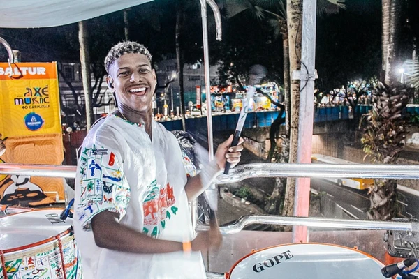 Parte dos jovens que participaram das primeiras oficinas hoje integra a banda e a ala de dança do bloco por Divulgação/TSJFG