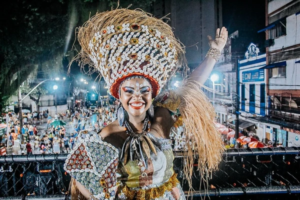 Entre os itens expostos estão coroas usadas pelas rainhas do bloco por Divulgação/TSJFG