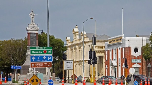 O centro histórico da cidade conta com mais de 16 prédios restaurados do auge vitoriano da cidade, recuperados pelo Whitestone Civic Trust em uma iniciativa para reviver a cidade, econômica e culturalmente por W. Bulach / Wikimedia Commons