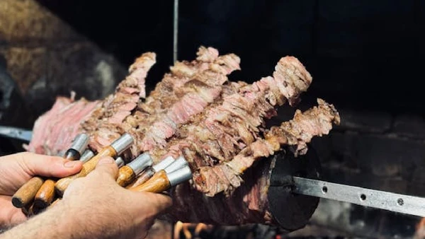 Oltu cağ kebabı, da Turquia, é um kebab de cordeiro assado horizontalmente e associado à região de Erzurum por Öznur Taskan / Pexels