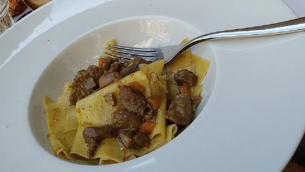 Pappardelle al cinghiale, da Itália, combina massa larga com ragù de javali típico da tradição toscana por Luistxo / Wikimedia Commons