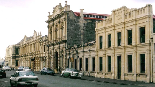 Para quem quiser mergulhar na parte vitoriana e histórica da cidade, saindo do punk, há o museu Whitestone City