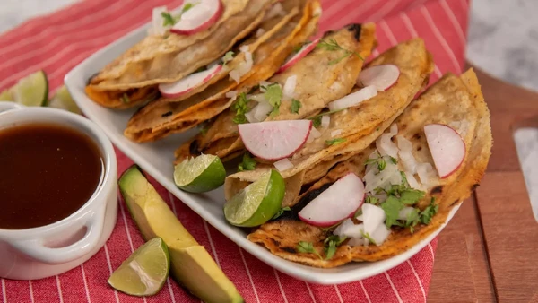Quesabirria, do México, mistura taco, queijo derretido e carne cozida no estilo birria, geralmente servida com caldo por Los Muertos Crew / Pexels