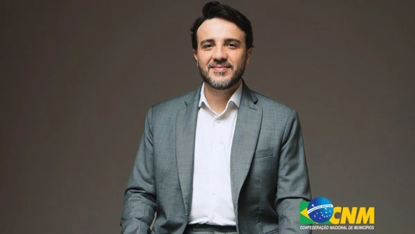 Renan Santos, . Ele é o presidente e pré-candidato à Presidência da República pelo