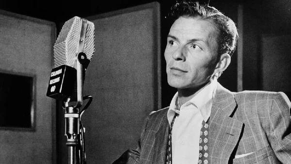 Retrato de Frank Sinatra na Liederkranz Hall, em Nova York, por volta de 1947, quando o cantor passou por sua ascensão meteórica na música americana  por William P. Gottlieb / Wikimedia Commons