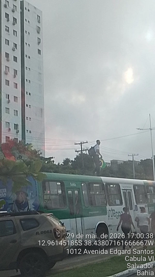 Rodoviário entra em surto e sobe em cima de ônibus em Salvador por Reprodução