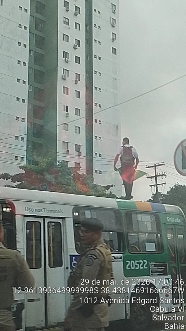 Rodoviário entra em surto e sobe em cima de ônibus em Salvador por Reprodução