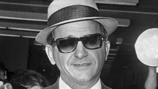 Sam Giancana foi preso mais de 70 vezes ao longo da vida por diferentes crimes, embora tenha conseguido evitar longas penas de prisão em várias ocasiões