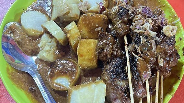 Sate kambing, da Indonésia, leva carne de cabrito ou carneiro em espetos grelhados e costuma ser servido com molho por Happywu / Wikimedia Commons