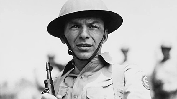 Still de divulgação mostra Sinatra como Maggio em “From Here to Eternity”, filme cercado por rumores de pressão da máfia para a escalação de Frank por Columbia Pictures / Wikimedia Commons