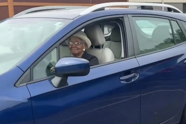 Aos 108 anos, Dona Susan renovou a carteira de motorista por mais sete anos nos EUA  por Reprodução/CBS