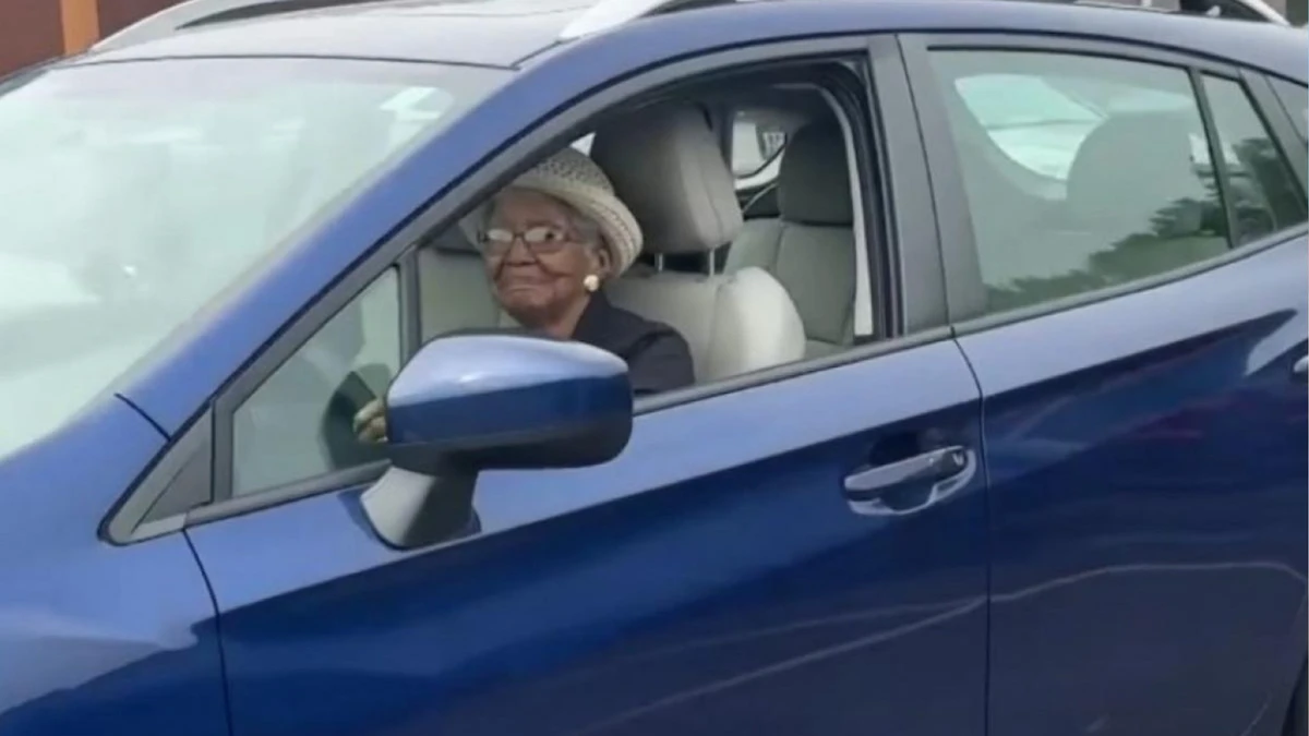 A idosa recebeu uma vaga de estacionamento reservada para moradores com mais de 100 anos por Reprodução/CBS