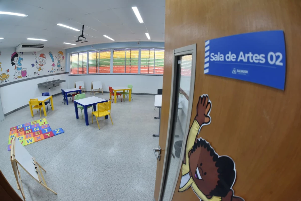 Escola Municipal Álvaro Vasconcelos da Rocha, no bairro de Alto de Coutos por Escola Municipal Álvaro Vasconcelos da Rocha, no bairro de Alto de Coutos