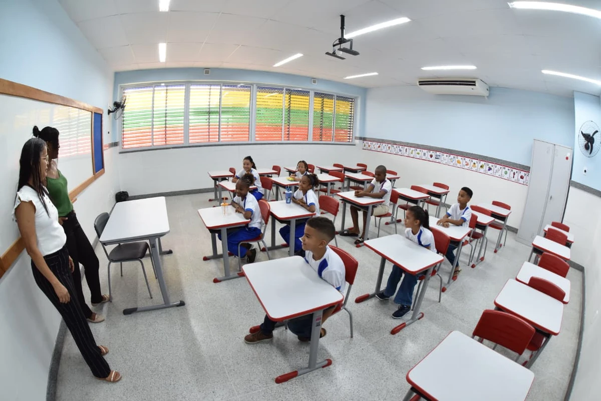 Escola Municipal Álvaro Vasconcelos da Rocha, no bairro de Alto de Coutos por Escola Municipal Álvaro Vasconcelos da Rocha, no bairro de Alto de Coutos