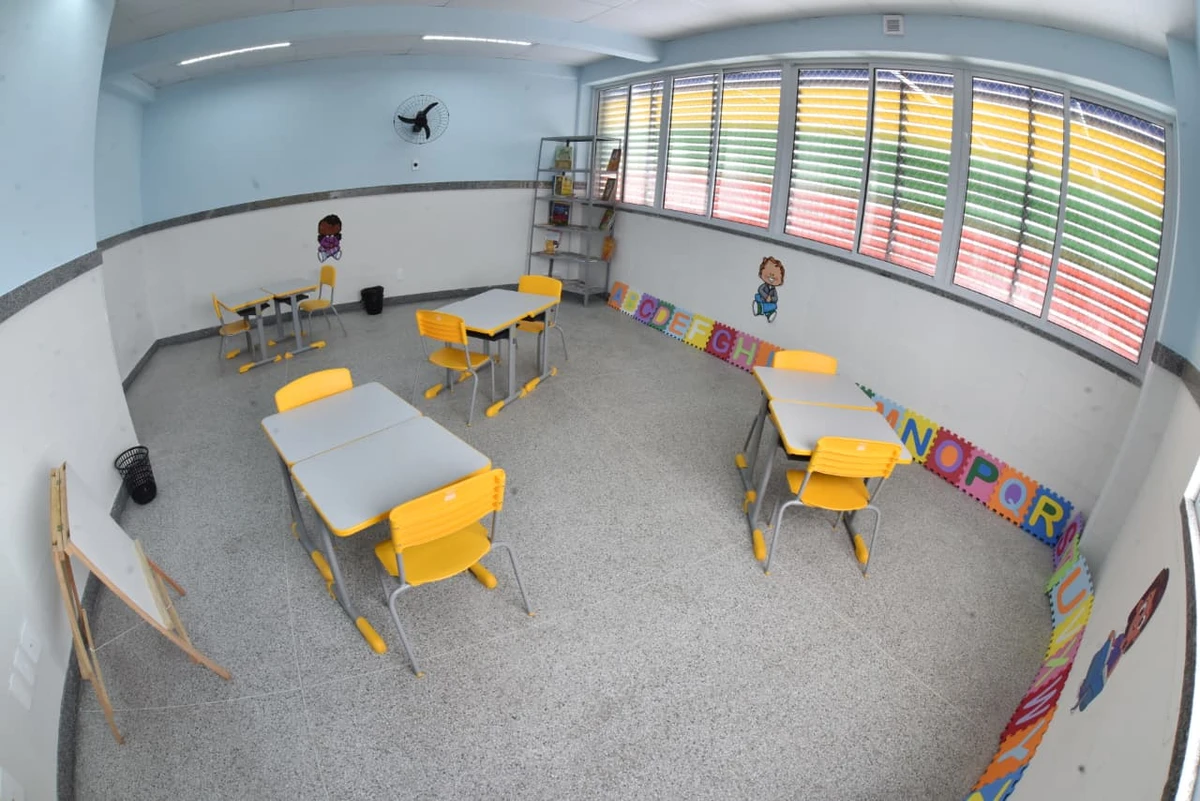 Escola Municipal Álvaro Vasconcelos da Rocha, no bairro de Alto de Coutos por Escola Municipal Álvaro Vasconcelos da Rocha, no bairro de Alto de Coutos