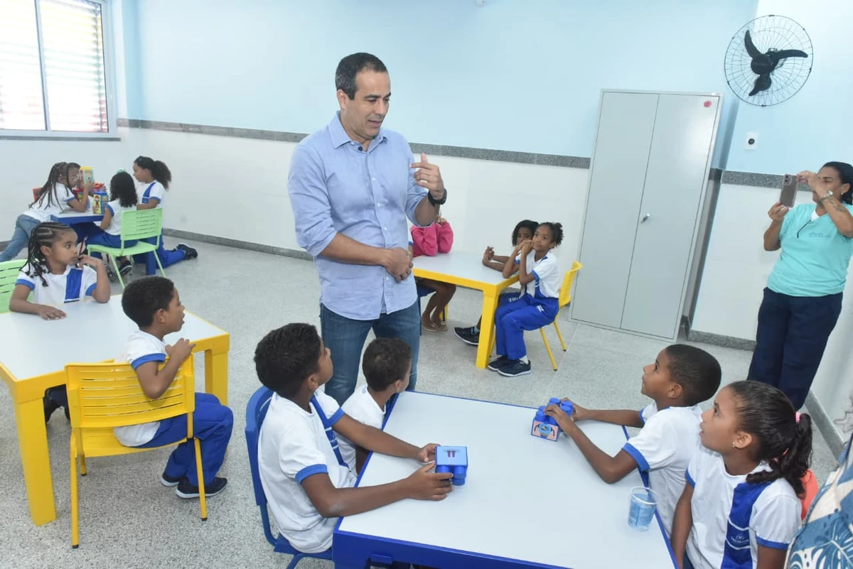 Escola Municipal Álvaro Vasconcelos da Rocha, no bairro de Alto de Coutos por Escola Municipal Álvaro Vasconcelos da Rocha, no bairro de Alto de Coutos