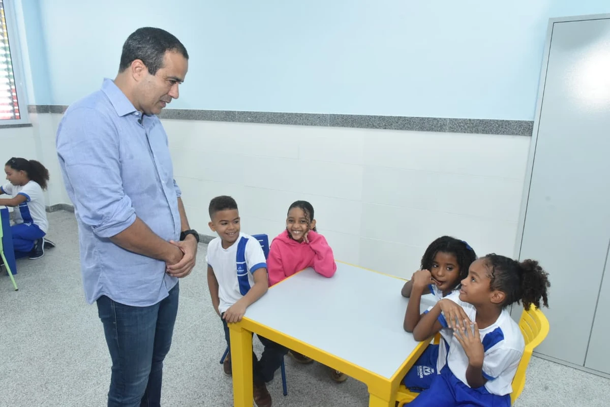 Escola Municipal Álvaro Vasconcelos da Rocha, no bairro de Alto de Coutos por Escola Municipal Álvaro Vasconcelos da Rocha, no bairro de Alto de Coutos