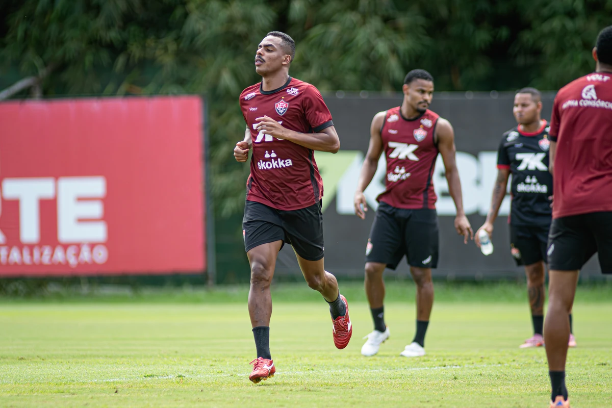 Vitória visita o Santos em busca de primeiros três pontos fora de casa