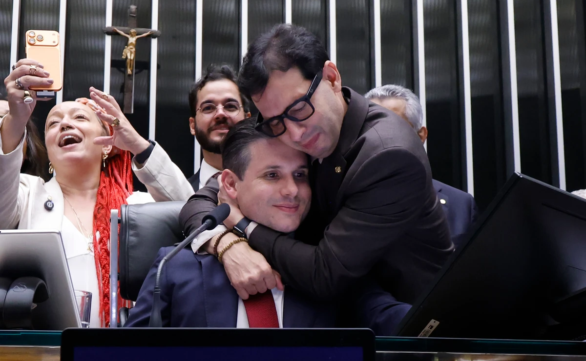 Presidente da Câmara dos Deputados, Hugo Motta (Republicanos - PB) e deputado Leo Prates (Republicanos - BA) por Marina Ramos/Câmara dos Deputados