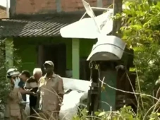 Imagem - Avião de pequeno porte cai em área residencial de Nova Iguaçu e mata piloto
