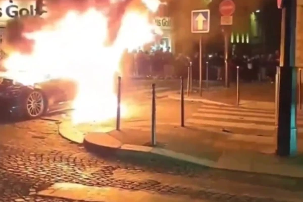 Veículo é incendiado em rua de Paris por Reprodução/Redes Sociais