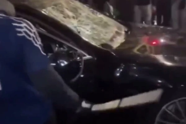 Vândalos destroem carros em festa do título do PSG por Reprodução/Redes Sociais