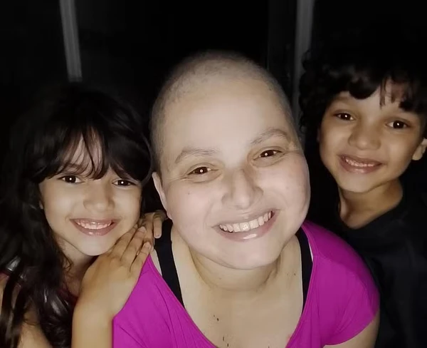 Mãe de 2 filhos morreu aos 33 anos após dois meses de espera por medicamento
