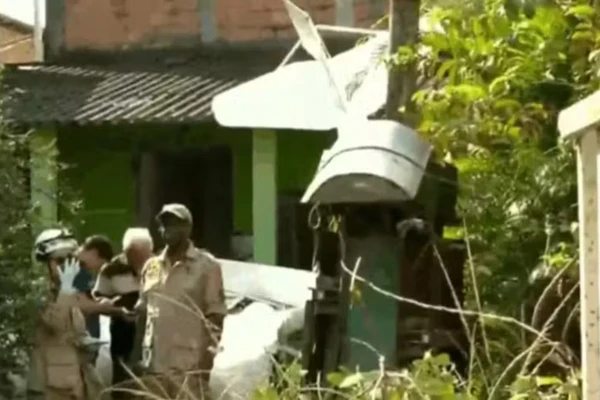 Queda de avião de pequeno porte em área residencial de Nova Iguaçu, na Baixada Fluminense