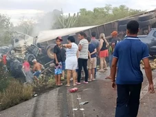 Imagem - Sobe para 15 o número de mortos em acidente envolvendo van e caminhão na Bahia