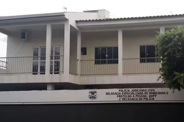 Adolescente é apreendido após tentar matar a mãe a facadas e ferir outra pessoa em comemoração do aniversário do padrasto