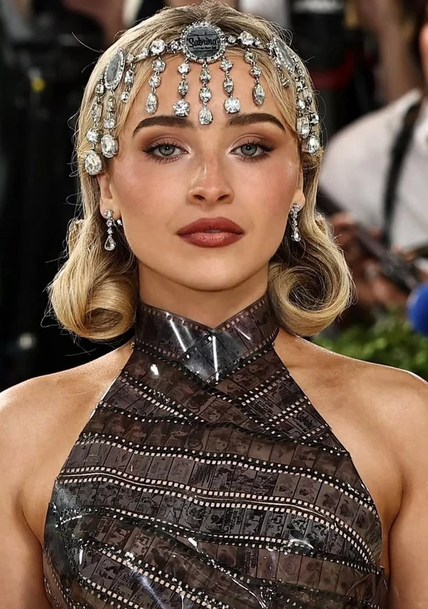 Headpiece é moda entre famosas como Sabrina Carpenter por Reprodução/Redes Sociais 