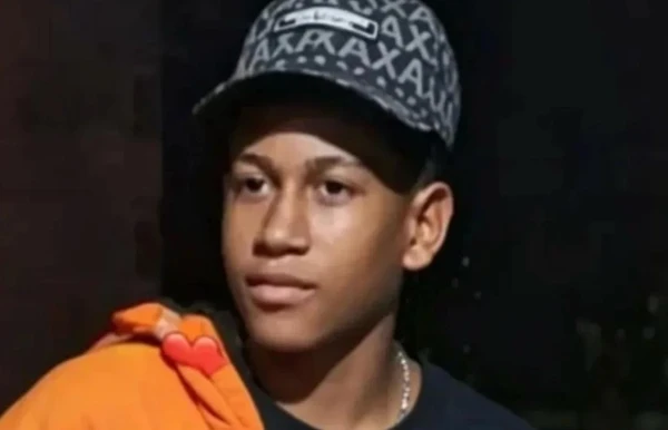 Kauã foi encontrado com tiros e usando farda escolar por Redes sociais