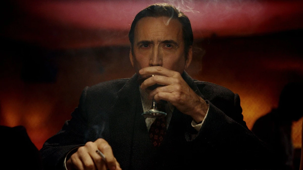 Nicolas Cage interpreta Ben Reilly, alter ego do Siper-Noir, que combate o nazifascismo