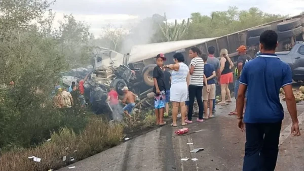 Sobe para 15 o número de mortos em acidente envolvendo van e caminhão na Bahia