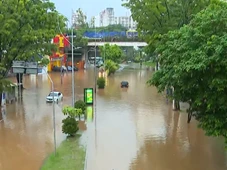 Imagem - Chuva provoca alagamentos e deixa ônibus e carros presos em avenidas de Salvador