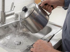 Imagem - Colocar água quente com sal na pia: para que serve e por que é recomendado esse truque que resolve problema comum na cozinha